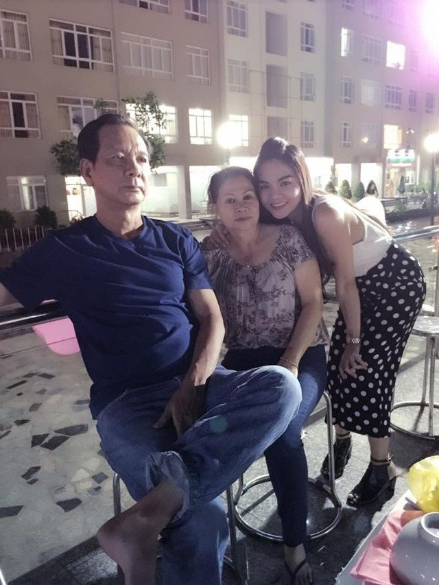 Chị ruột nóng bỏng “vượt mặt” chân dài Linh Chi ảnh 9 Còn đây là chân dung bố mẹ ruột của Linh Chi và Tracy Trương
