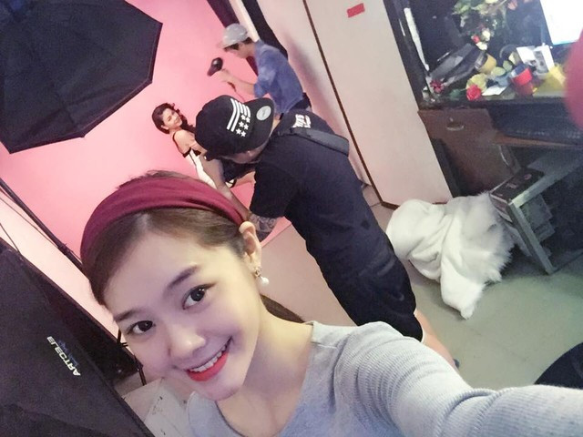 Chị ruột nóng bỏng “vượt mặt” chân dài Linh Chi ảnh 10 Linh Chi thích thú khi đưa chị đi chụp ảnh