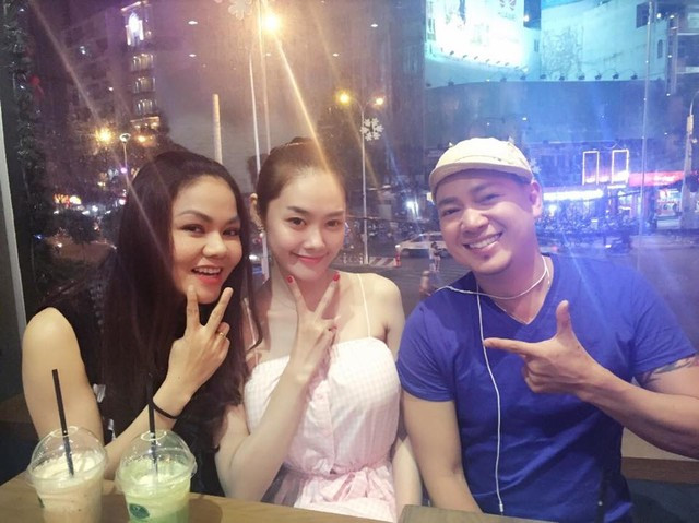 Chị ruột nóng bỏng “vượt mặt” chân dài Linh Chi ảnh 12 Theo tiết lộ của Linh Chi thì cô còn có một người anh trai nữa cũng đang hành nghề DJ tại Sài Gòn.