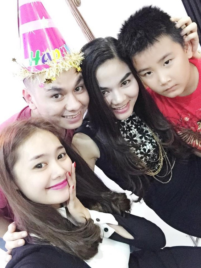 Chị ruột nóng bỏng “vượt mặt” chân dài Linh Chi ảnh 8 Một bức ảnh gia đình của Linh Chi với chị gái và anh trai