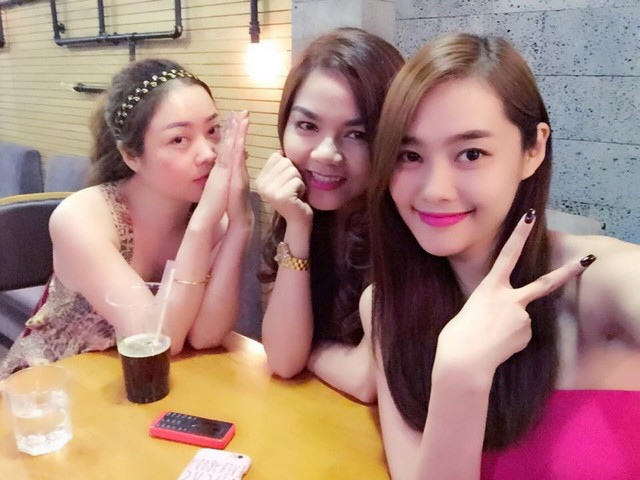 Chị ruột nóng bỏng “vượt mặt” chân dài Linh Chi ảnh 6 Một tuần đôi ba lần Linh Chi và Tracy Trương hẹn hò nhau ăn uống, mua sắm hoặc đi chơi.