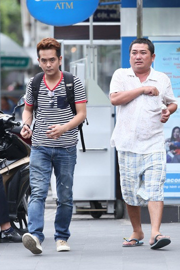 Phùng Ngọc và Hùng Thuận cùng nhau đi làm thẻ ATM.