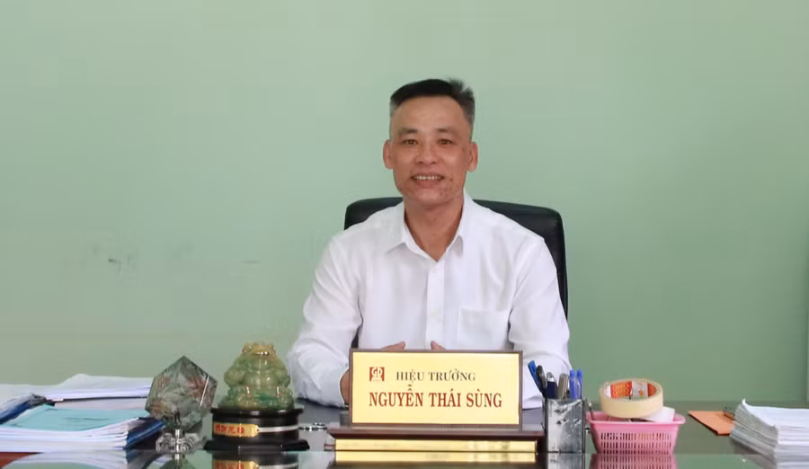 Thầy Nguyễn Thái Sùng - Hiệu trưởng Trường Tiểu học Nguyễn Thị Minh Khai, thị trấn Ea Kar. Ảnh: Thành Tâm