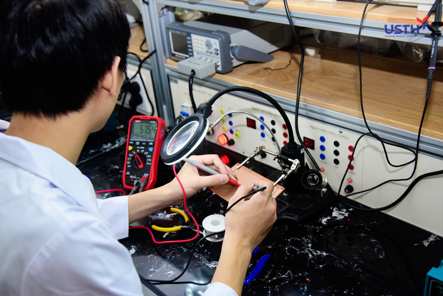Sinh viên Trường ĐH Khoa học và Công nghệ Hà Nội thực hành trong phòng thí nghiệm về điện tử. Ảnh: USTH Sinh viên Trường ĐH Khoa học và Công nghệ Hà Nội thực hành trong phòng thí nghiệm về điện tử. Ảnh: USTH