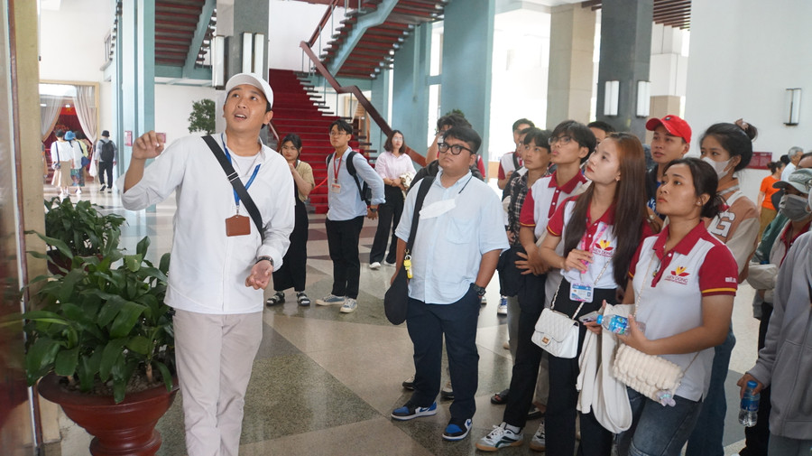 Sinh viên Trường ĐH Công nghệ Miền Đông tham gia chương trình trải nghiệm tham quan Dinh Độc Lập. 