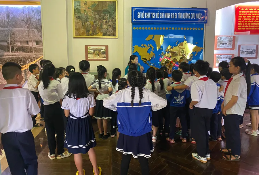 Học sinh Trường Tiểu học Bùi Dự (TP Pleiku, Gia Lai) nghe thuyết minh về hành trình tìm đường cứu nước của Bác Hồ tại bảo tàng, tháng 3/2024. Ảnh: Lê Nam