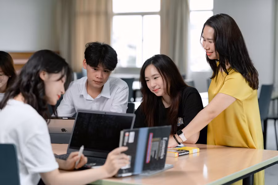 Giảng viên cùng sinh viên Trường Đại học Thăng Long cùng góp ý đánh giá đề tài. Ảnh: Xuân Phú