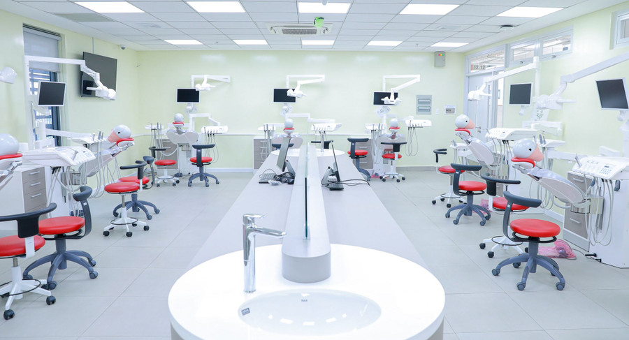 Phòng thực hành ngành Răng Hàm Mặt của Trường Đại học Văn Lang. Ảnh: Lê Nam Phòng thực hành ngành Răng Hàm Mặt của Trường Đại học Văn Lang. Ảnh: Lê Nam