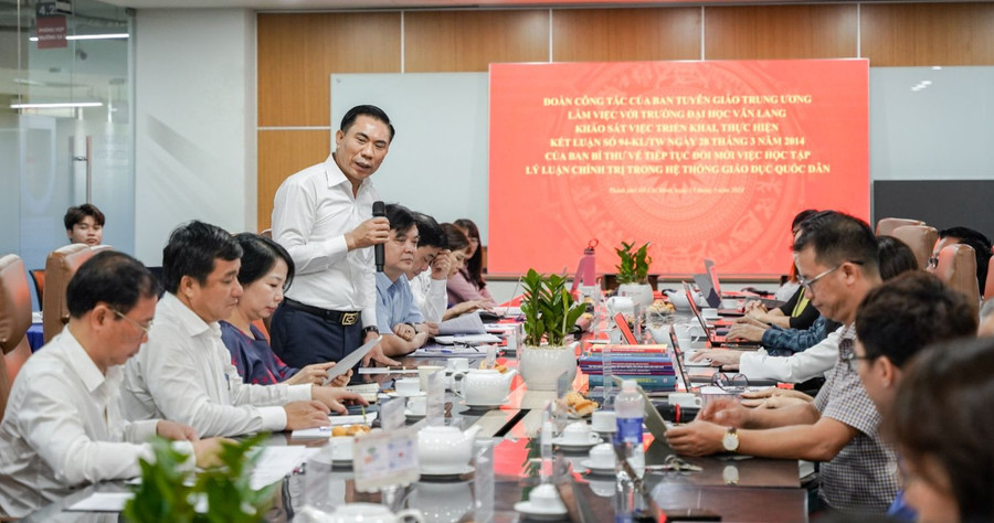 Ông Đoàn Văn Báu - Vụ trưởng Vụ Lý luận chính trị, Ban Tuyên giáo Trung ương làm Trưởng đoàn khảo sát việc thực hiện Kết luận số 94-KL/TW tại Trường Đại học Văn Lang ngày 13/5. Ảnh: ĐUK