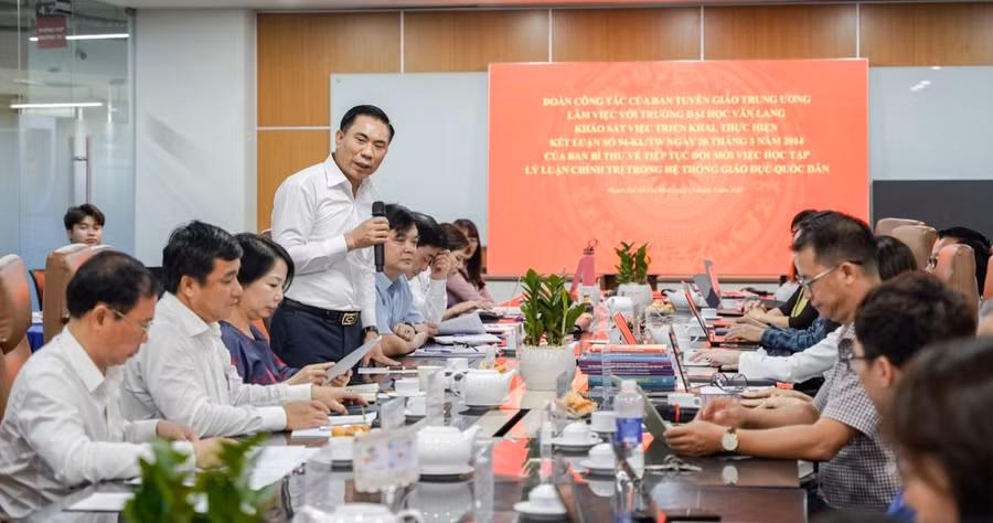 Ông Đoàn Văn Báu - Vụ trưởng Vụ Lý luận chính trị, Ban Tuyên giáo Trung ương làm Trưởng đoàn khảo sát việc thực hiện Kết luận số 94-KL/TW tại Trường Đại học Văn Lang ngày 13/5. Ảnh: ĐUK