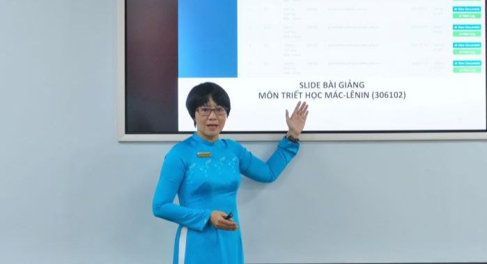ThS Phạm Thị Hà Thương - Quyền Trưởng khoa Khoa Khoa học Xã hội và Nhân văn, Trường Đại học Tôn Đức Thắng trình bày một số kết quả việc thực hiện học tập các môn Lý luận chính trị. Ảnh: TDTU