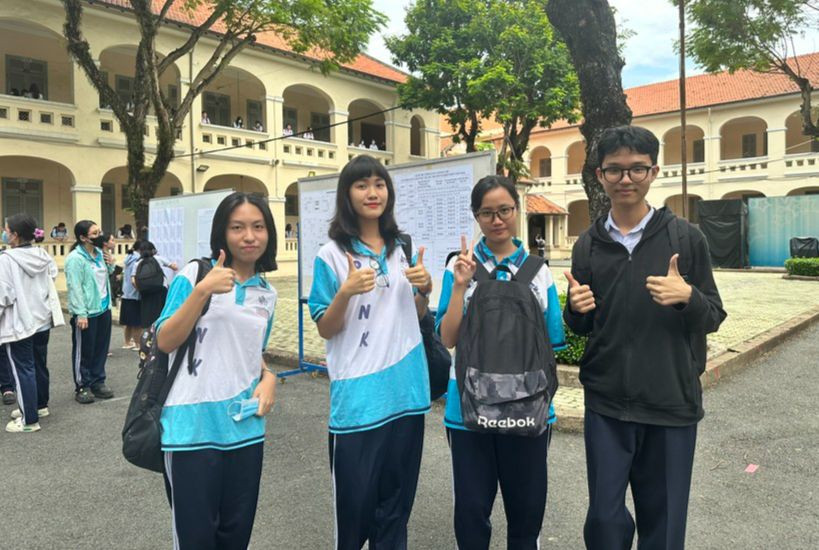 Thí sinh tại điểm thi Trường THPT chuyên Lê Hồng Phong (TPHCM) tự tin bước vào Kỳ thi tốt nghiệp THPT năm 2024. Thí sinh tại điểm thi Trường THPT chuyên Lê Hồng Phong (TPHCM) tự tin bước vào Kỳ thi tốt nghiệp THPT năm 2024.