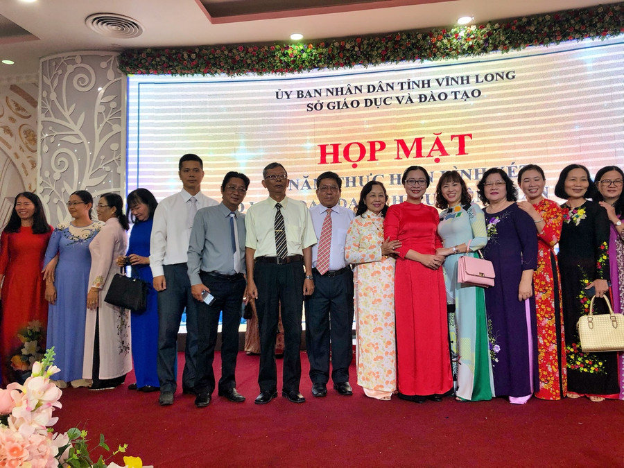 Chụp ảnh lưu niệm với các thầy cô đạt danh hiệu "Viên phấn vàng" nhiều thời kỳ. Chụp ảnh lưu niệm với các thầy cô đạt danh hiệu "Viên phấn vàng" nhiều thời kỳ.