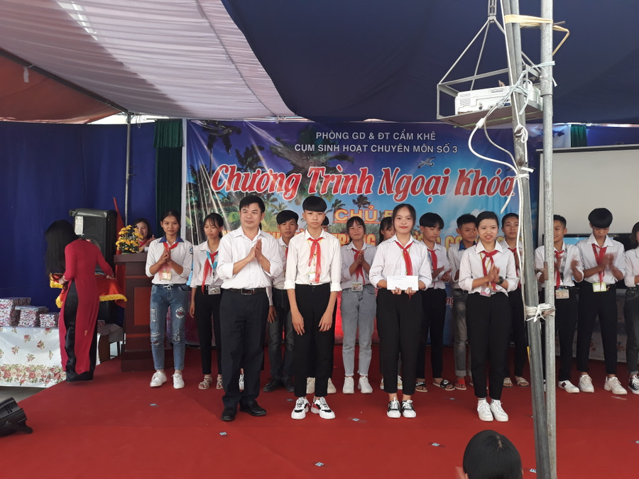 Học sinh tham gia hoạt động ngoại khóa môn Địa lí với chủ đề “Học sinh Cẩm Khê hướng về biển đảo”. Học sinh tham gia hoạt động ngoại khóa môn Địa lí với chủ đề “Học sinh Cẩm Khê hướng về biển đảo”.