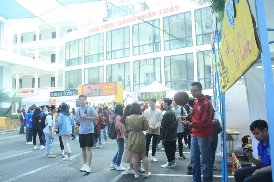 Một góc khu vực trang trí trại trong khuôn viên Trường ĐH Luật Hà Nội.