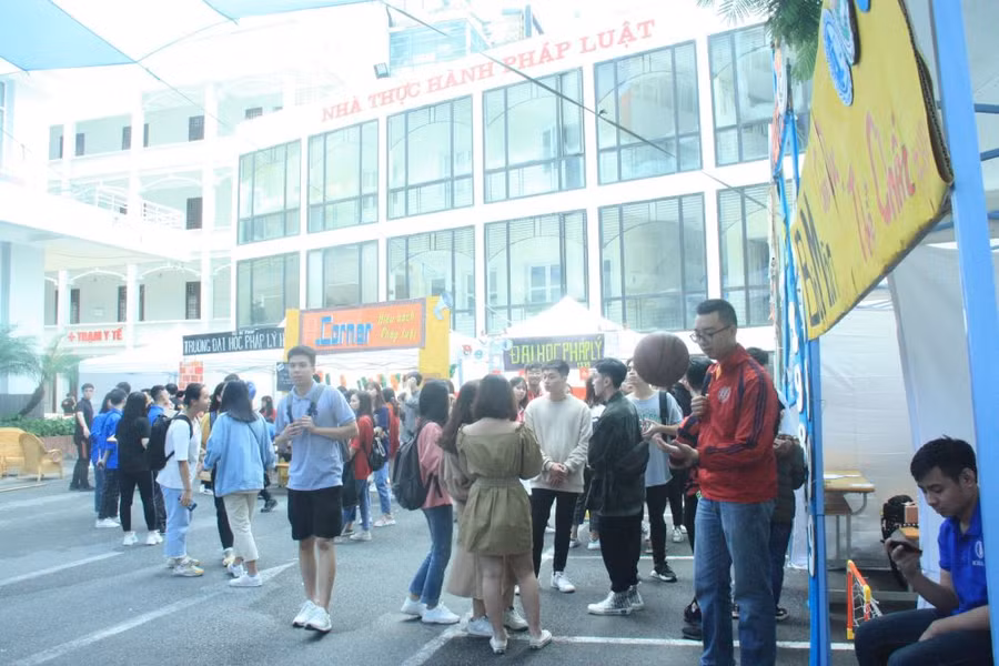 Một góc khu vực trang trí trại trong khuôn viên Trường ĐH Luật Hà Nội.