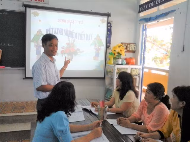 Giáo viên cốt cán sinh hoạt tổ chuyên môn.