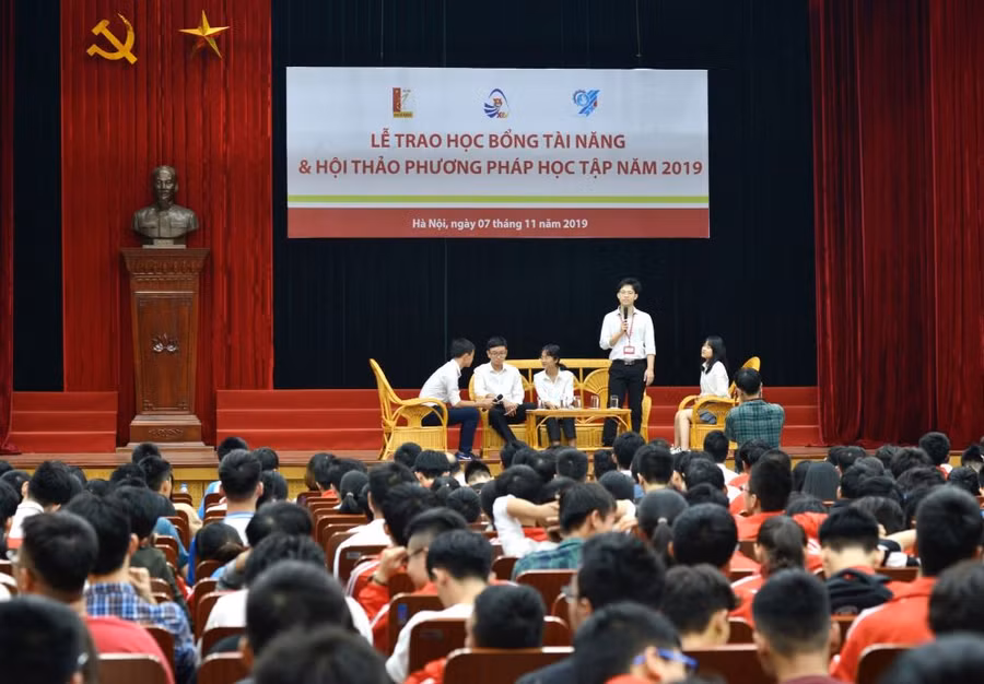 Trường ĐH Bách khoa Hà Nội tổ chức lễ trao học bổng tài năng và hội thảo phương pháp học tập năm 2019.
