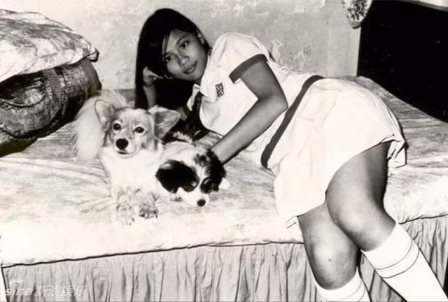 Sau hai năm học dự bị tại trường Cambridge, cô theo học ngành thiết kế tại Học viện Thiết kế và Nghệ thuật tại London.