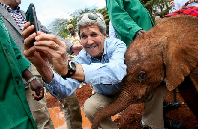 Khoảnh khắc ngộ nghĩnh của chính trị gia và các con vật ảnh 2