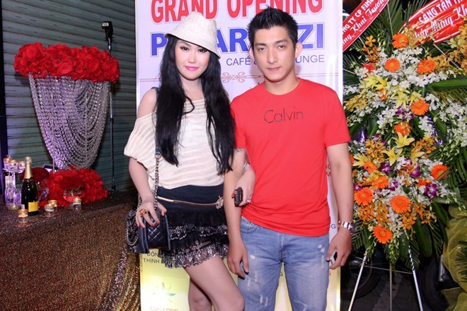 Chồng kém tuổi xuất hiện cùng Phi Thanh Vân tại các sự kiện. Chồng kém tuổi xuất hiện cùng Phi Thanh Vân tại các sự kiện.