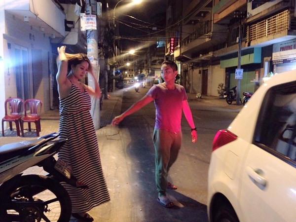 Người hâm mộ không khó nhận ra sự ân cần trong mỗi hành động mà Phan Hiển dành cho Khánh Thi. Người hâm mộ không khó nhận ra sự ân cần trong mỗi hành động mà Phan Hiển dành cho Khánh Thi.