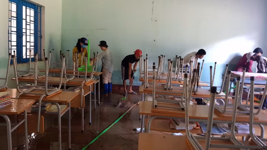 Phòng học cũng ngập trong bùn