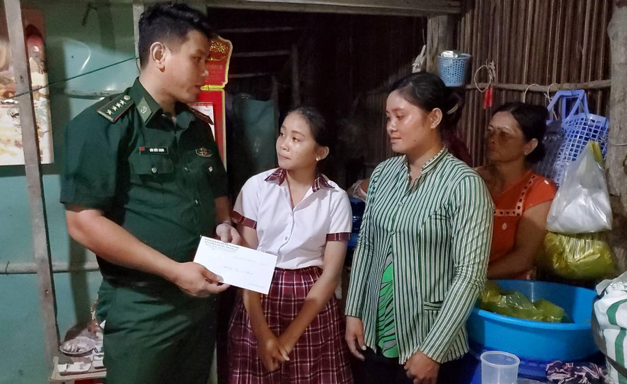 Đại úy Bùi Đức Sang tặng quà cho học sinh nghèo dịp năm học mới. Đại úy Bùi Đức Sang tặng quà cho học sinh nghèo dịp năm học mới.