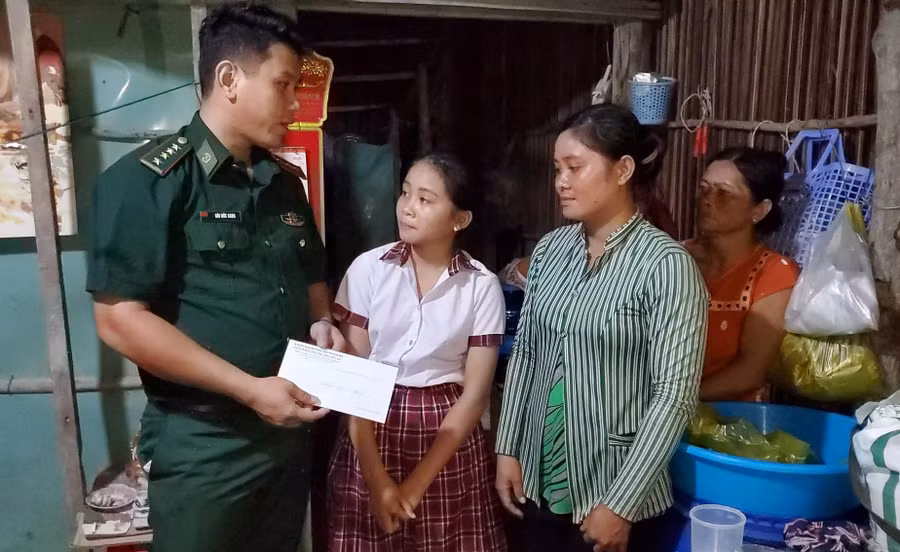 Đại úy Bùi Đức Sang tặng quà cho học sinh nghèo dịp năm học mới.