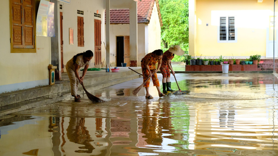 Các trường học khẩn trương khắc phục hậu quả với phương châm nước rút tới đâu dọn dẹp tới đó.