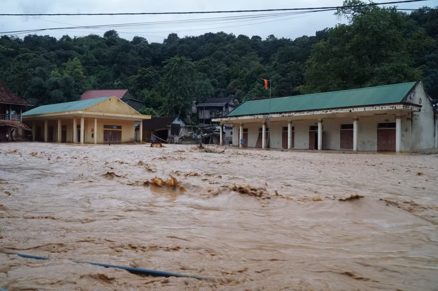 Điểm trường mầm non và tiểu học bản Hòa Sơn, xã Tà Cạ, huyện Kỳ Sơn, Nghệ An ngập trong nước lũ.