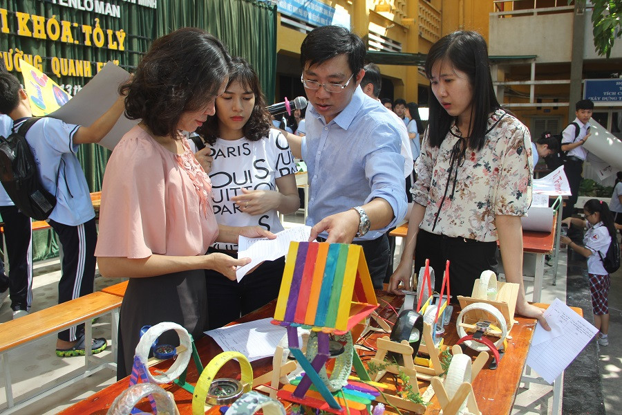 Ban giám khảo đang trao đổi để chấm điểm la bàn