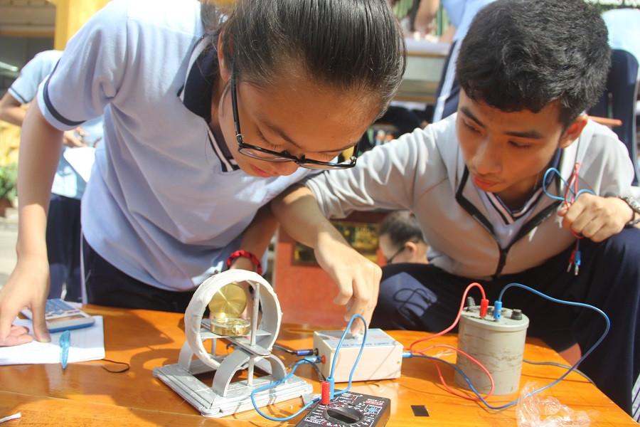 Sau khi hoàn thành la bàn các em xác định từ trường và ghi kết quả nộp lên ban giám khảo