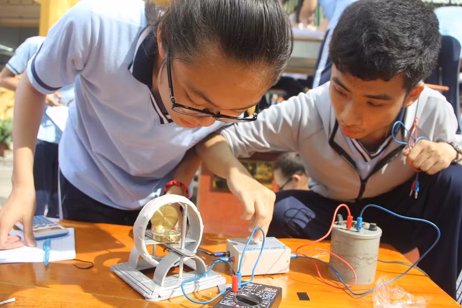 Sau khi hoàn thành la bàn các em xác định từ trường và ghi kết quả nộp lên ban giám khảo