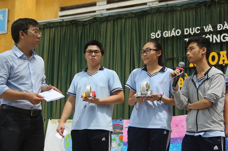 Trả lời câu hỏi của ban tổ chức liên quan đến chế tạo la bàn Tan