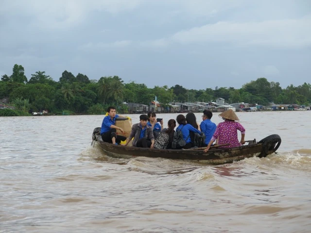 Vượt sông gieo con chữ.