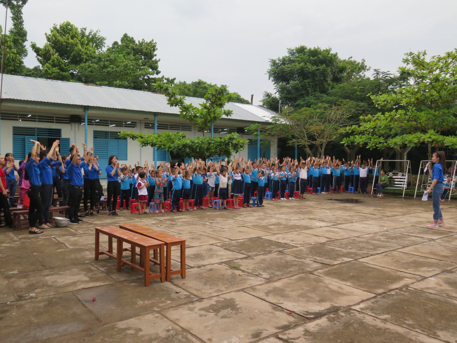 Một buổi hoạt động trải nghiệm của cô và trò