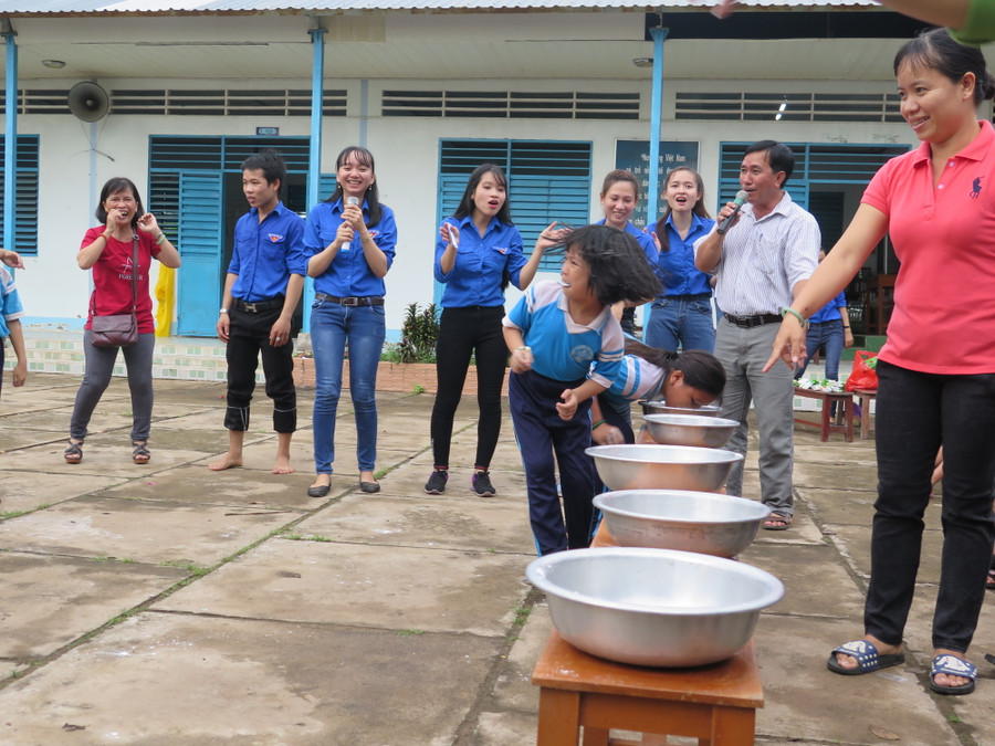 Cô trò tham gia hoạt động trải nghiệm.
