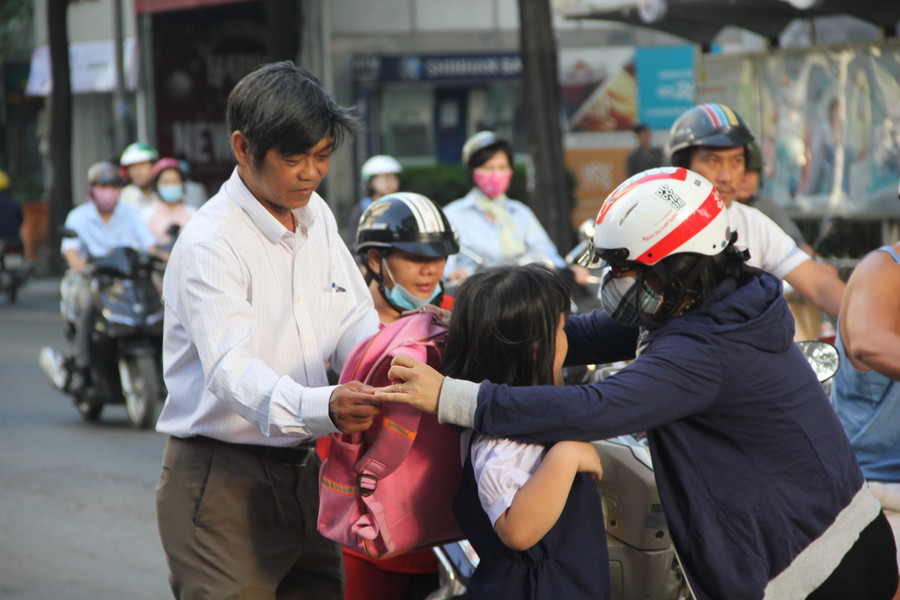 Thầy Nguyễn Văn Hùng, Hiệu trưởng Trường Tiểu học Mê Linh đón học sinh ở cổng trường.