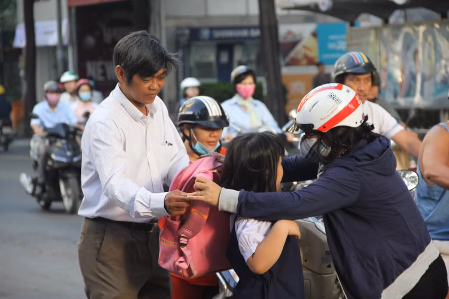 Thầy Nguyễn Văn Hùng, Hiệu trưởng Trường Tiểu học Mê Linh đón học sinh ở cổng trường.