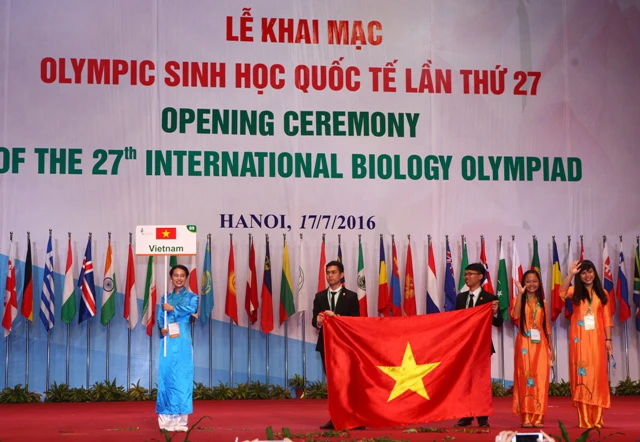 Đoàn Việt Nam trong lễ khai mạc IBO 2016