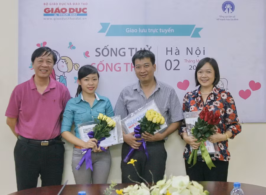 Từ trái qua: TBT Nguyễn Ngọc Nam tặng hoa các vị khách mời: SV Quý Anh, nhà báo Hoàng Anh Tú, bác sỹ Hoàng Thúy Hải