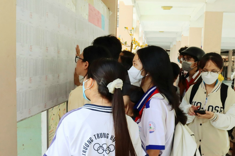 Thí sinh tra cứu phòng thi tại hội đồng thi.