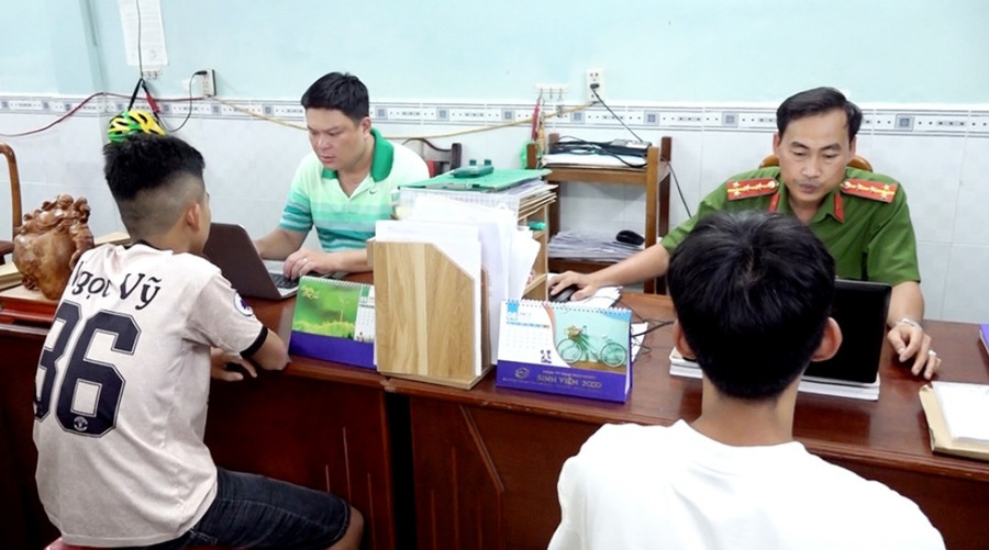 Các đối tượng khai nhận tại cơ quan công an. (Ảnh: Tiến Tầm) Các đối tượng khai nhận tại cơ quan công an. (Ảnh: Tiến Tầm)