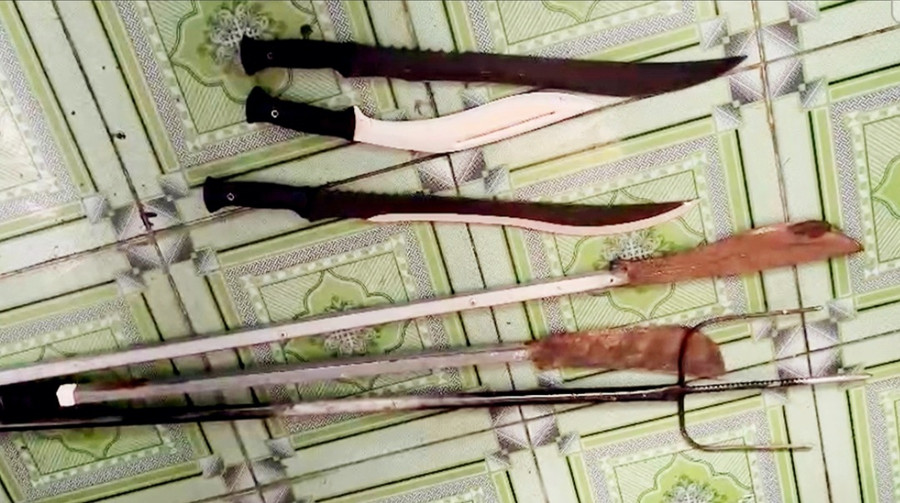 Hung khí nguy hiểm thu giữ tại hiện trường. (Ảnh: Tiến Tầm) Hung khí nguy hiểm thu giữ tại hiện trường. (Ảnh: Tiến Tầm)