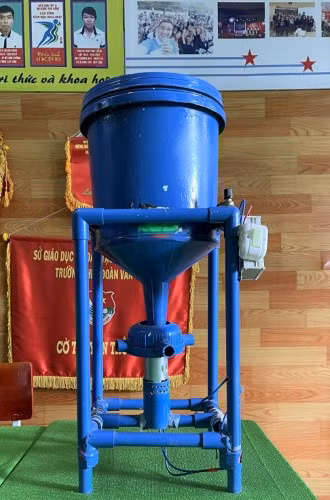 Máy cho tôm ăn “2 trong 1”.