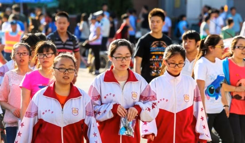 Học sinh Trung Quốc sau một buổi thi tốt nghiệp.