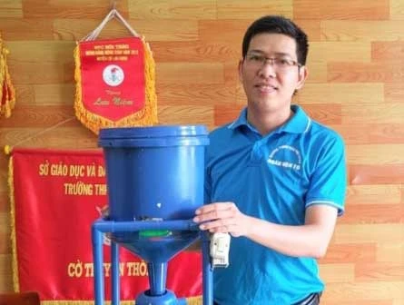 Thầy Nguyễn Minh Vương và chiếc máy “2 trong 1”.