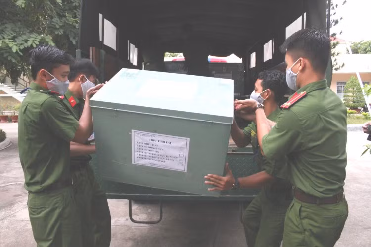 Lực lượng công an đưa đề thi lên xe đặc chủng để giao đến các điểm thi ở TP Cần Thơ trong Kỳ thi tốt nghiệp THPT năm 2020. Ảnh: Q. Ngữ.