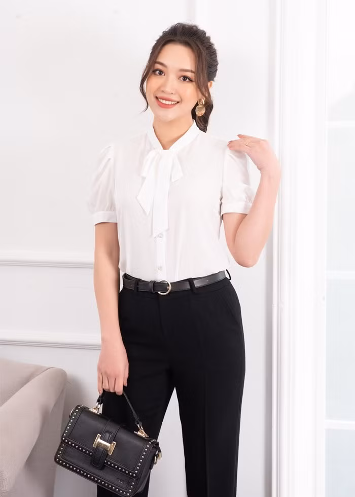 Những mẫu áo sơ mi cổ nơ thắt điệu đà khiến chị em chao đảo thời gian gần đây.